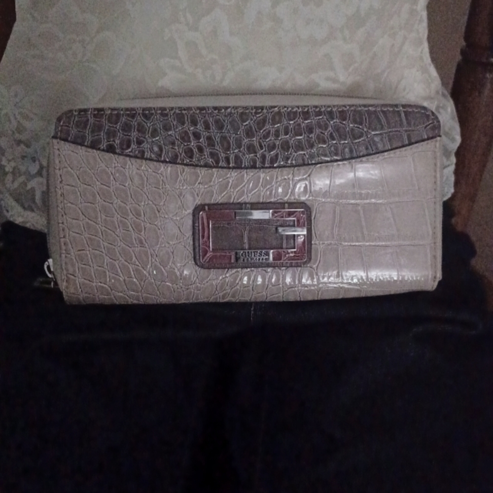 GUESS wallet - Picture 2 of 10